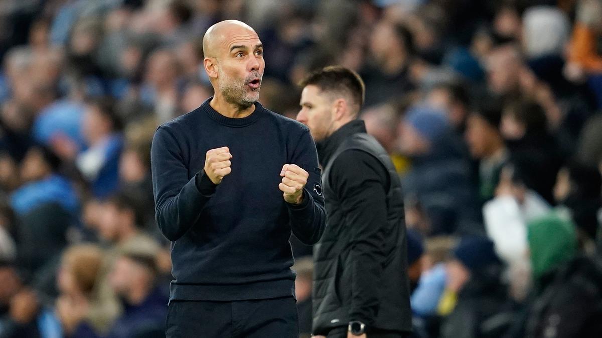 El entrenador del Manchester City, Pep Guardiola, reacciona en el banquillo durante el partido ante el Sunderland