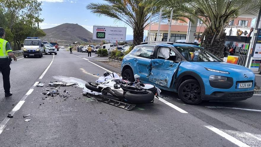 Así terminó el vehículo y la motocicleta