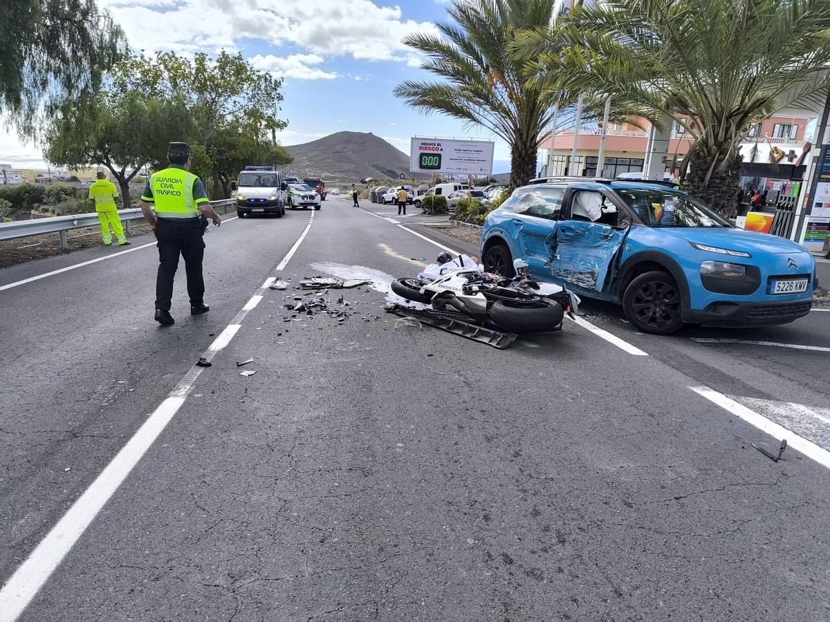 Así terminó el vehículo y la motocicleta