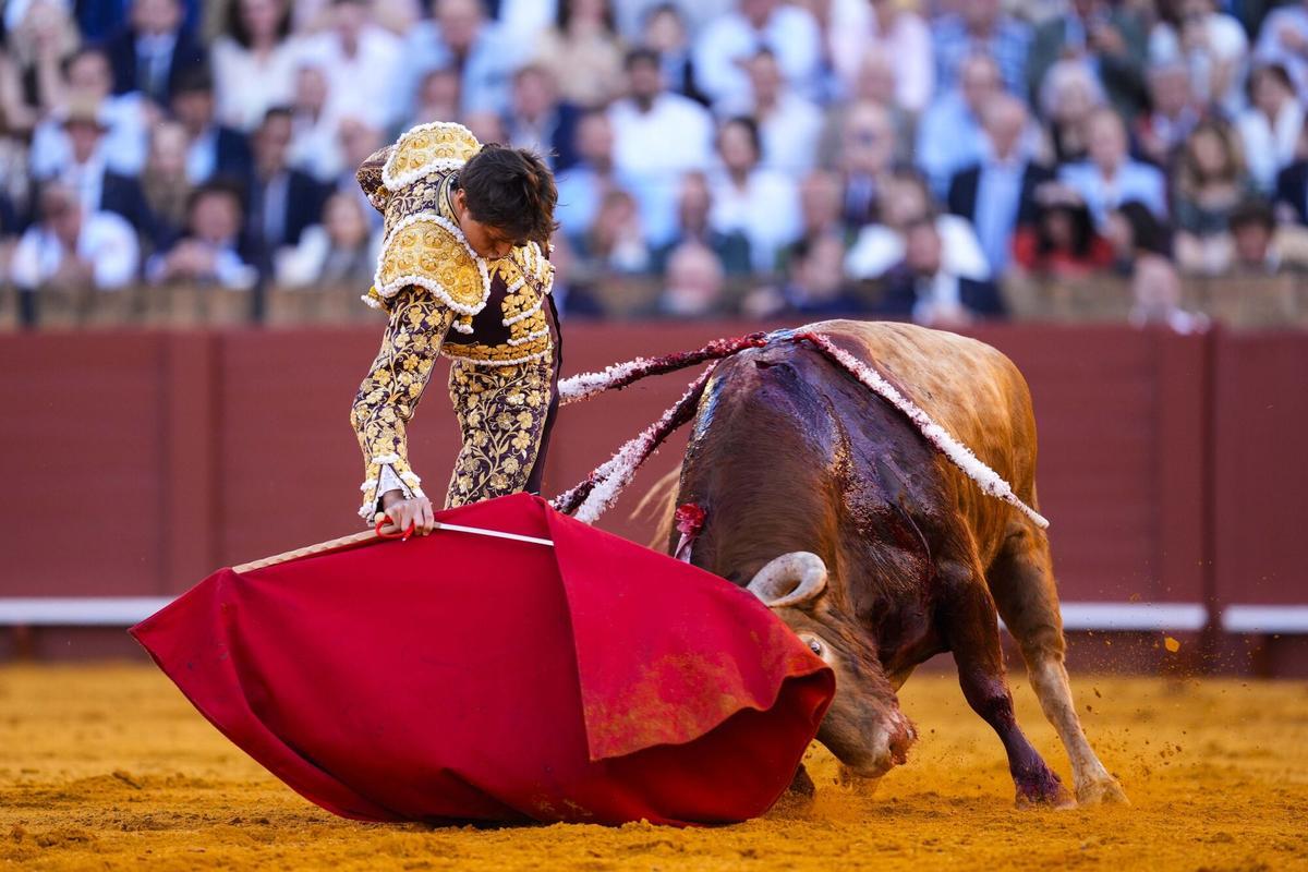 El torero Roca Rey durante la primera corrida del abono taurino en la Real Maestranza de Caballería. A 5 de abril de 2026, en Sevilla (Andalucía, España). Cada Domingo de Resurrección, la temporada taurina da comienzo en la emblemática plaza de toros de la Maestranza de Sevilla. Este año, Morante, Roca Rey y David de Miranda inauguran la temporada 2026 con la corrida de toros de la ganadería de Garcígrande. 05 ABRIL 2026 Joaquín Corchero / Europa Press 05/04/2026. Roca Rey;Joaquín Corchero;category_code_sho