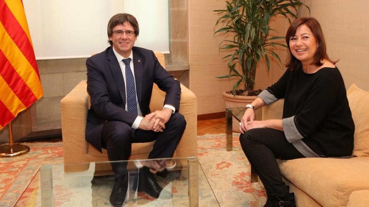 El 'president' Carles Puigdemont recibe a la presidenta balear, Francina Armengol, en el Palau de la Generalitat.