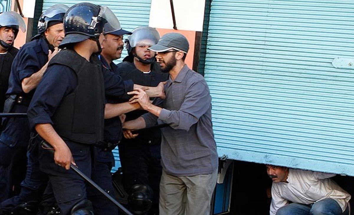 La Policia marroquina acorrala un manifestant durant unes protestes organitzades a Casablanca pel ’Moviment 20 de febrer’ que demana reformes democràtiques al país.