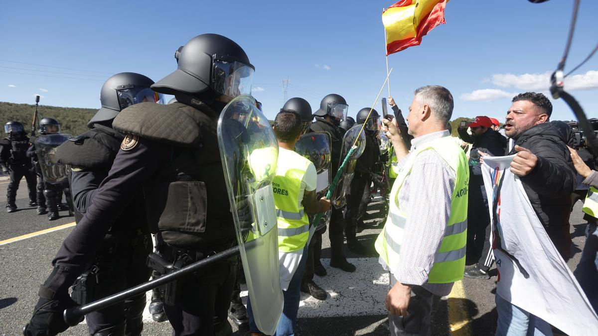 Una protesta de agriculores en Lucena (Córdoba).