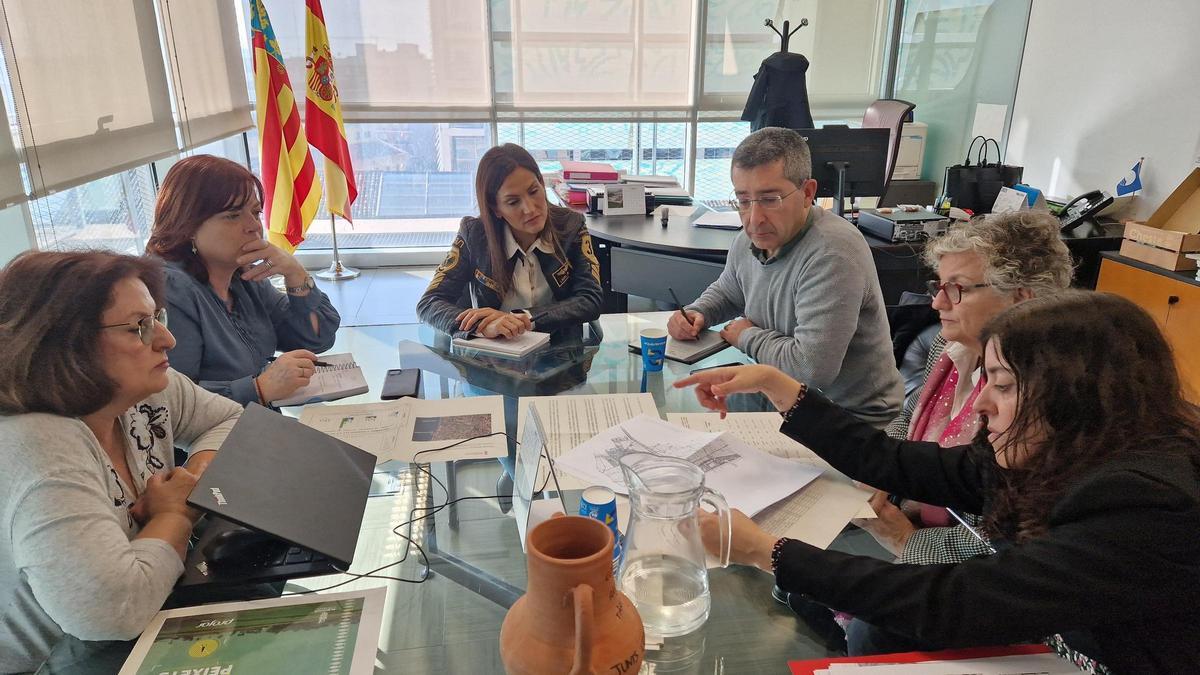 Representantes del Ayuntamiento de Alboraia durante la reunión con la directora General del Agua, este lunes.