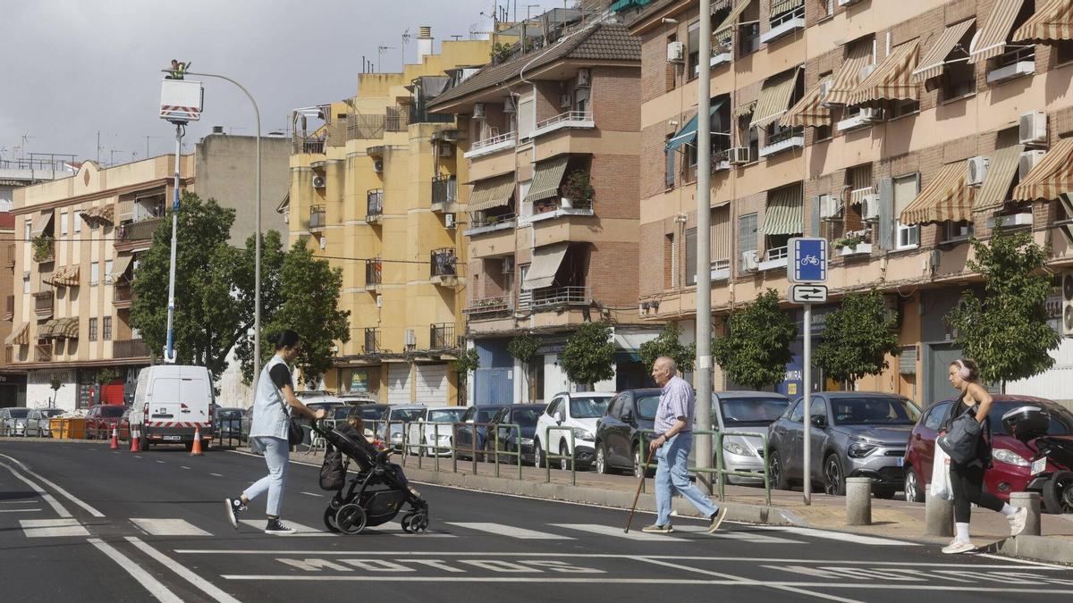 Varias personas en un paso de peatones de la avenida de Libia, en Córdoba.