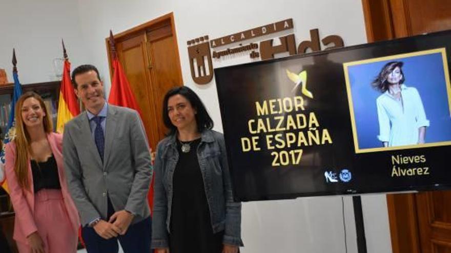 El alcalde Rubén Alfaro, entre Loles Esteve y Manuela Laguna, anunciando el nombre de la ganadora.