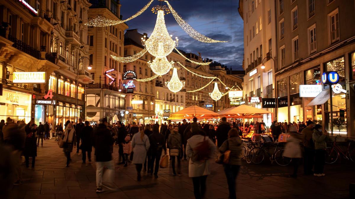 Ciudadanos caminando por una de las calles de Austria durante la Navidad.