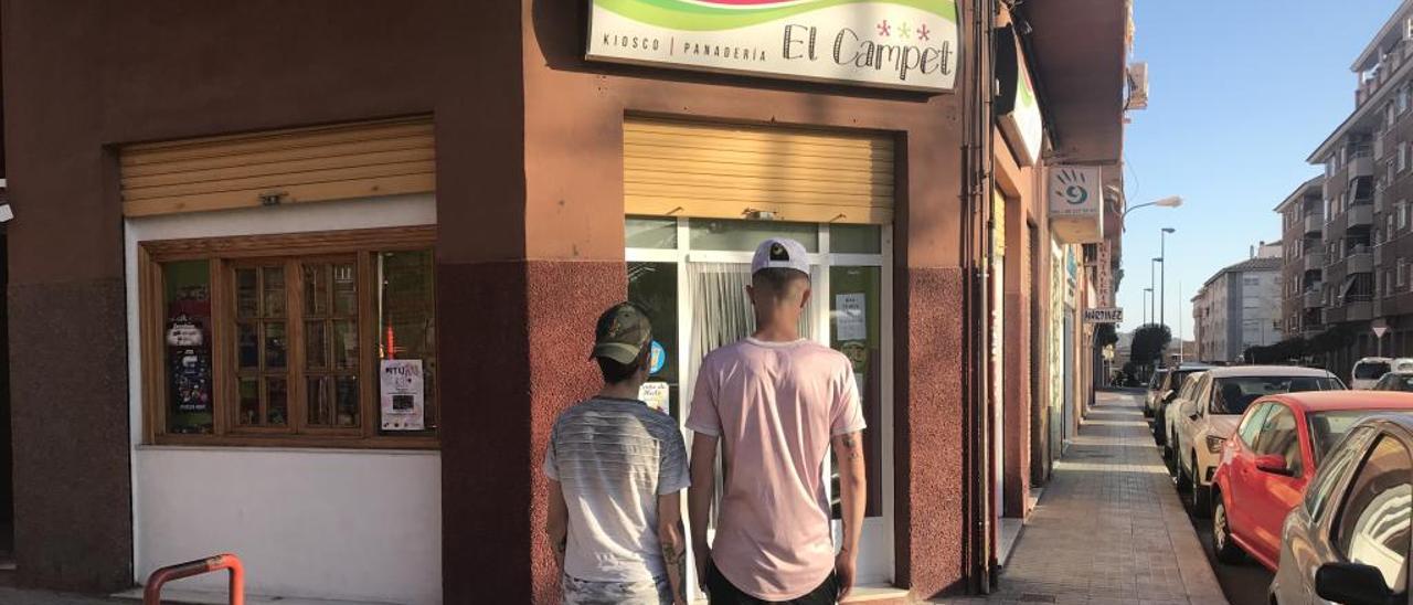 Dos de los amigos frente a la tienda situada junto al parque El Campet.