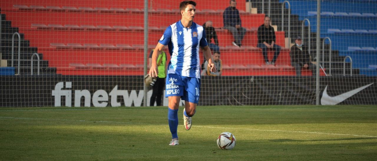 Pedro Inglés inicia la jugada como central del Águilas FC.