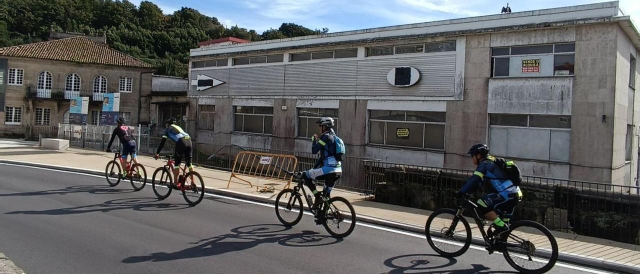 Vista de la nave de Vilavella adquirida por el Concello para construir el aparcamiento disuasorio.