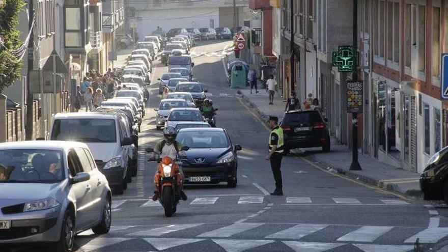 Tráfico intenso de salida en la calle David Cal, en Vilariño. // S. Álvarez