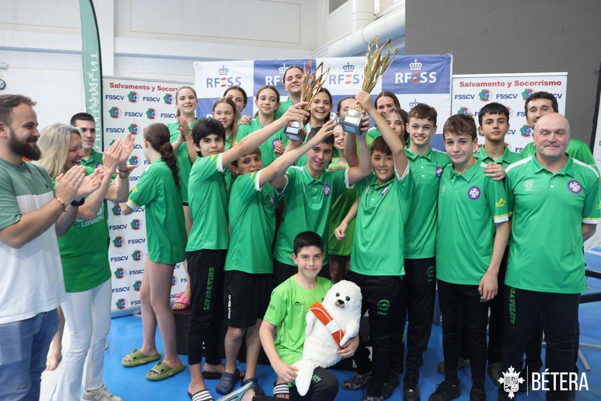 Con los trofeos.