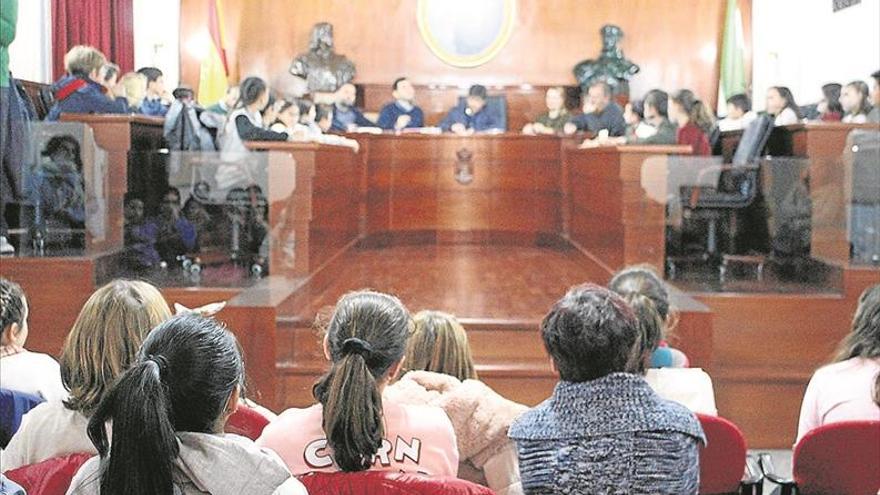 Los escolares toman el salón de plenos durante la Semana de la Infancia 2017