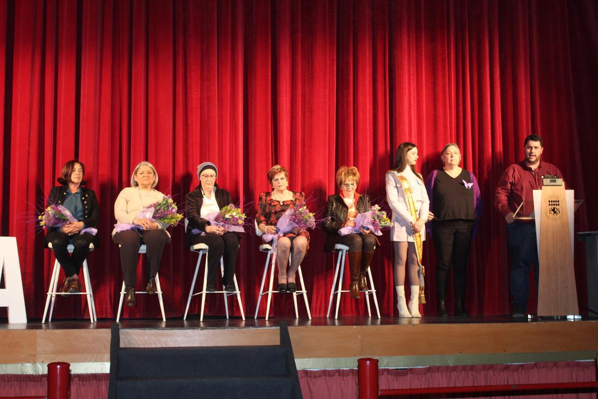 Otra foto de las cinco mujeres premiadas.