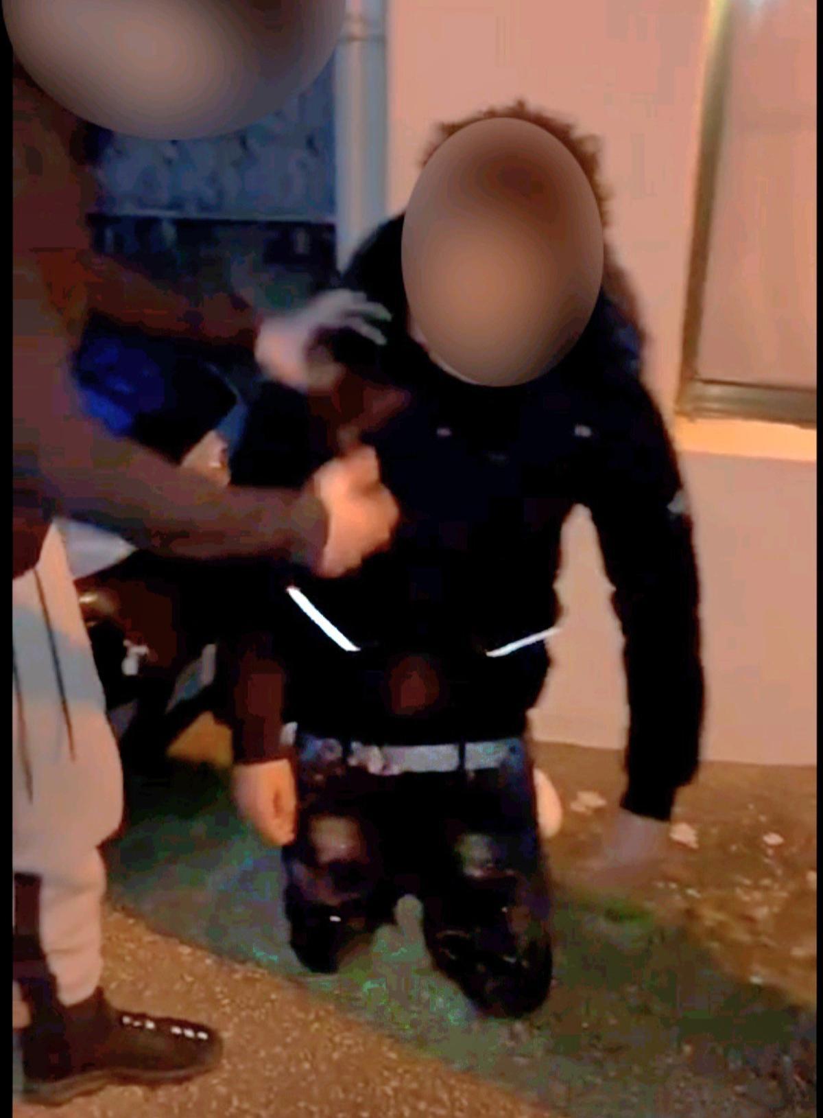 Un fotograma del vídeo grabado por los presuntos agresores