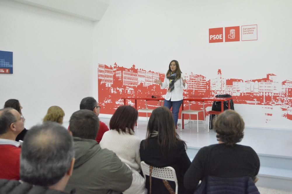 Inés Rey, con militantes del PSOE de A Coruña