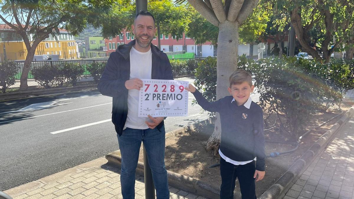 Ismael González, dueño del despacho de Moya, celebra el pellizco con su hijo.