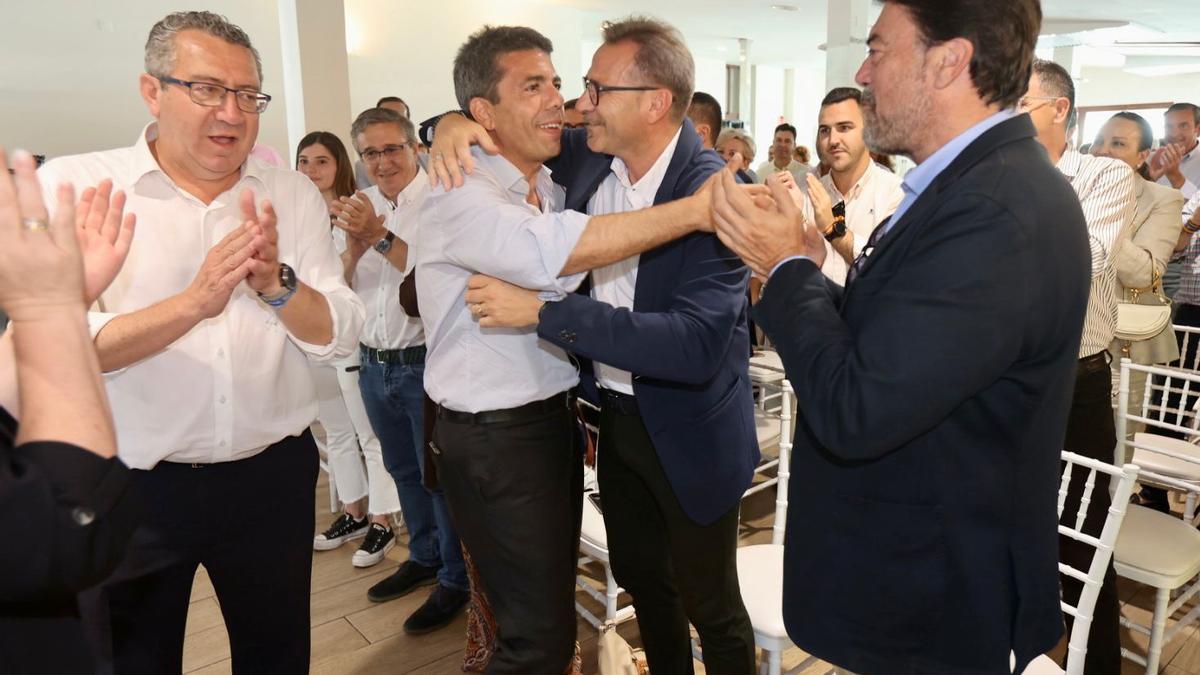 Mazón llega a la directiva provincial del PP entre los aplausos de Pérez y Barcala