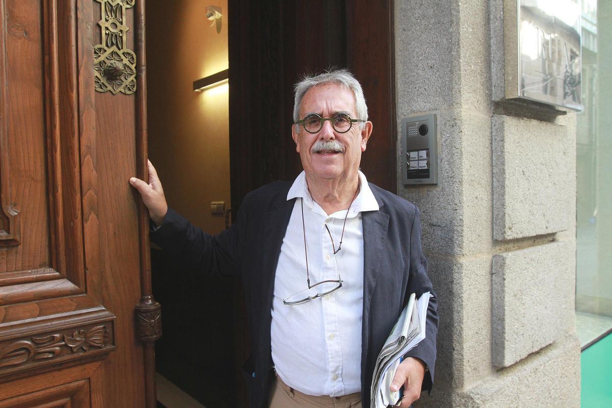 Luis Rúa, en el portal del edificio histórico que alberga su bufete.