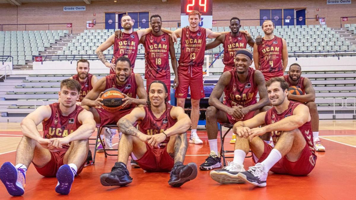 La plantilla del UCAM
Murcia, posando ayer
en el Palacio.  ucam murcia