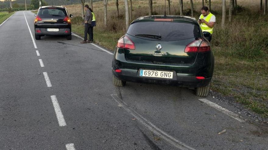 Un vehículo se salta un STOP y choca en A Anllada, Cuntis