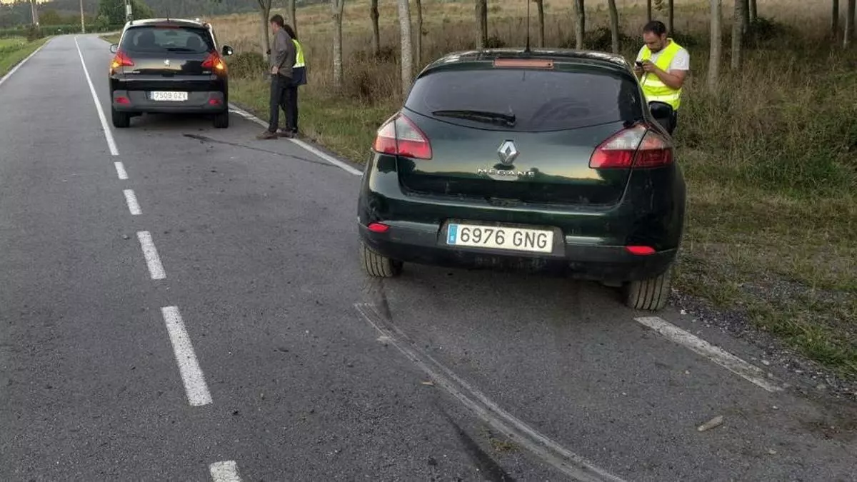 Un vehículo se salta un STOP y choca en A Anllada, Cuntis
