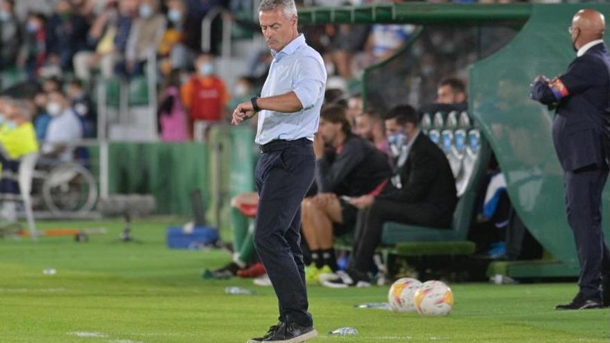 Escribá mira su reloj durante el partido contra el Espanyol.| MATÍAS SEGARRA