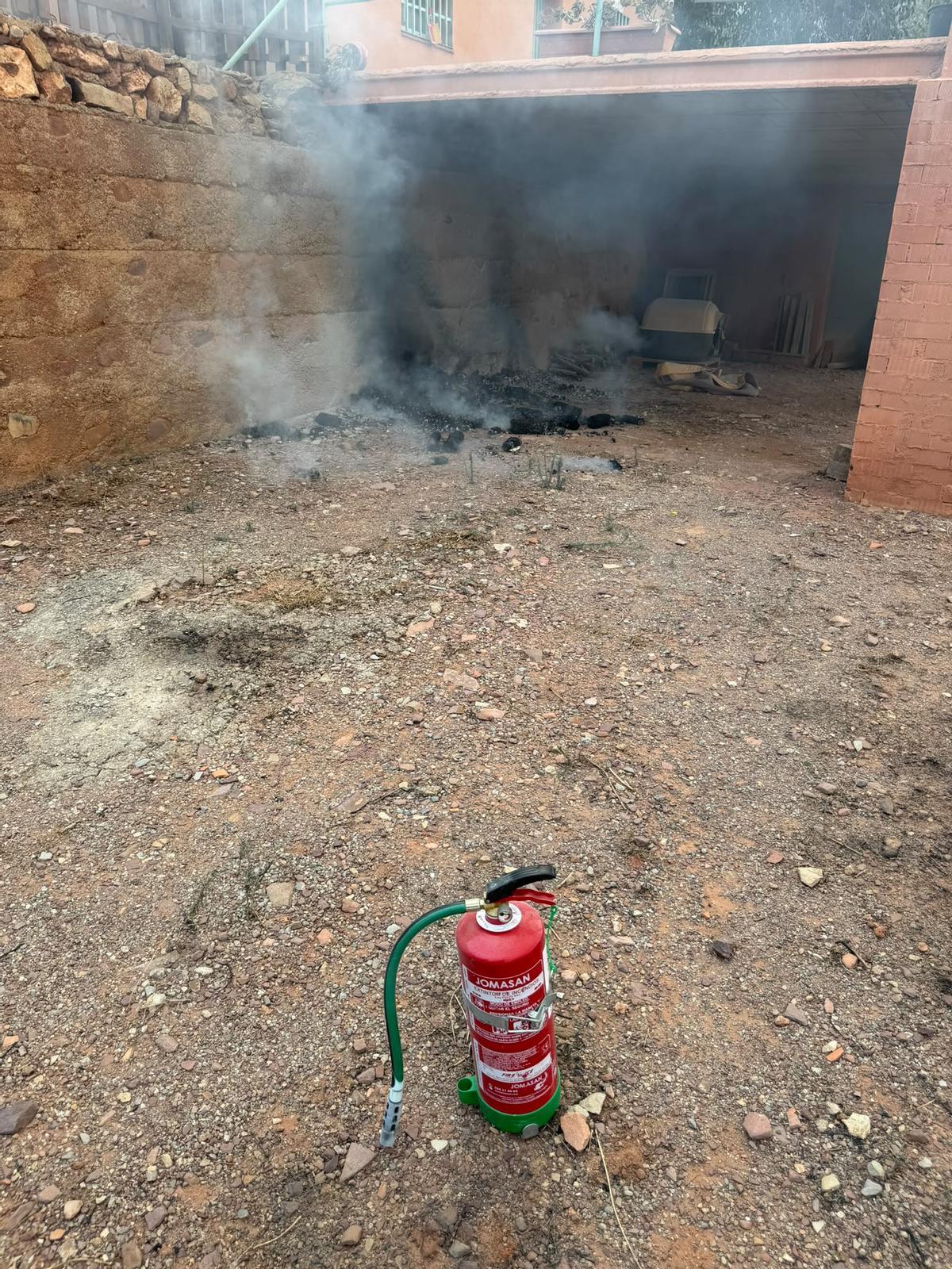 Durante los controles de acceso en las zonas evacuadas, voluntarios de Protección Civil han llegado a apagar pequeños fuegos localizados en viviendas.