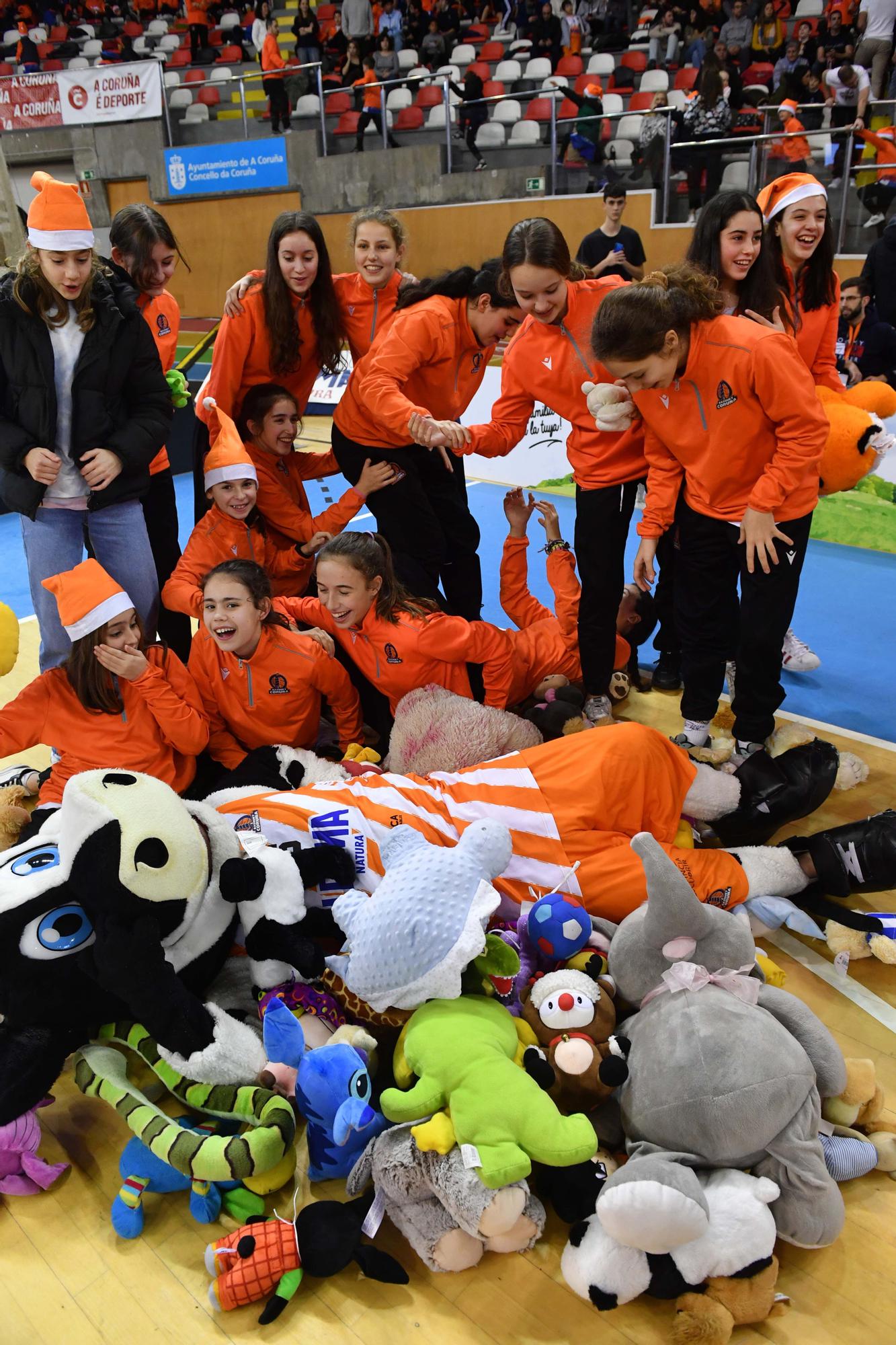 Lluvia de peluches en el partido del Leyma Coruña