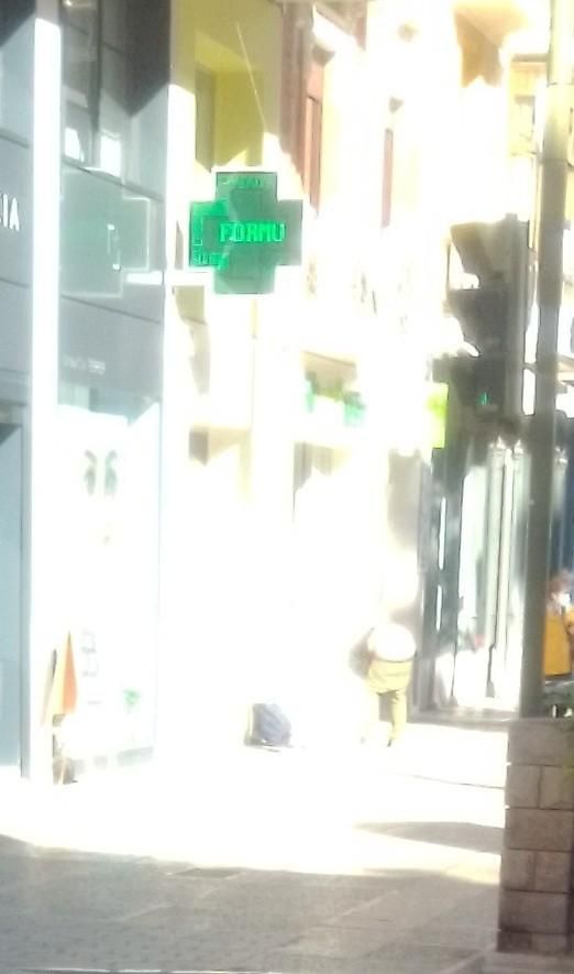 Imagen del exhibicionista de Castelló mostrando sus nalgas en la Plaza la Paz, junto al Teatro Principal de la ciudad.