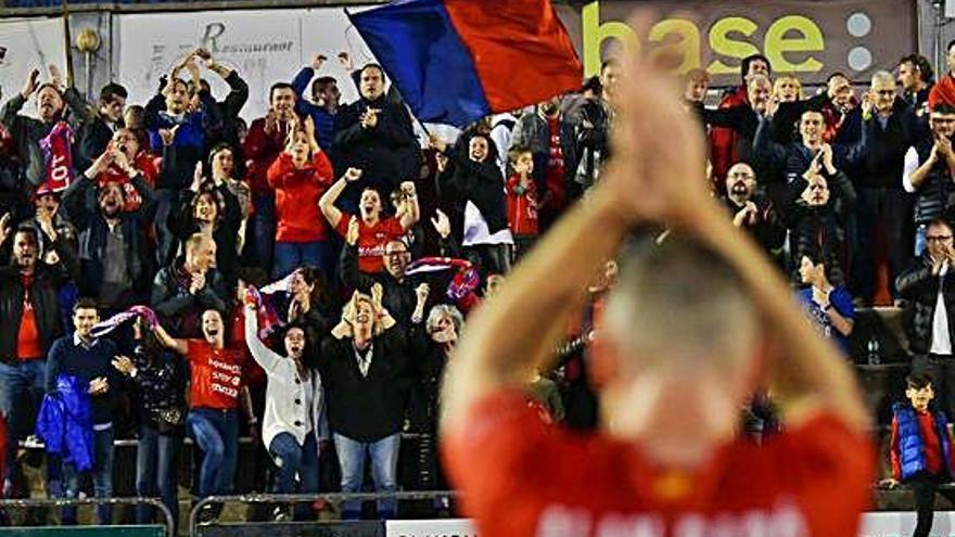 Alan Baró agraint el suport de l&#039;afició al final del darrer partit a casa, contra el Sabadell.