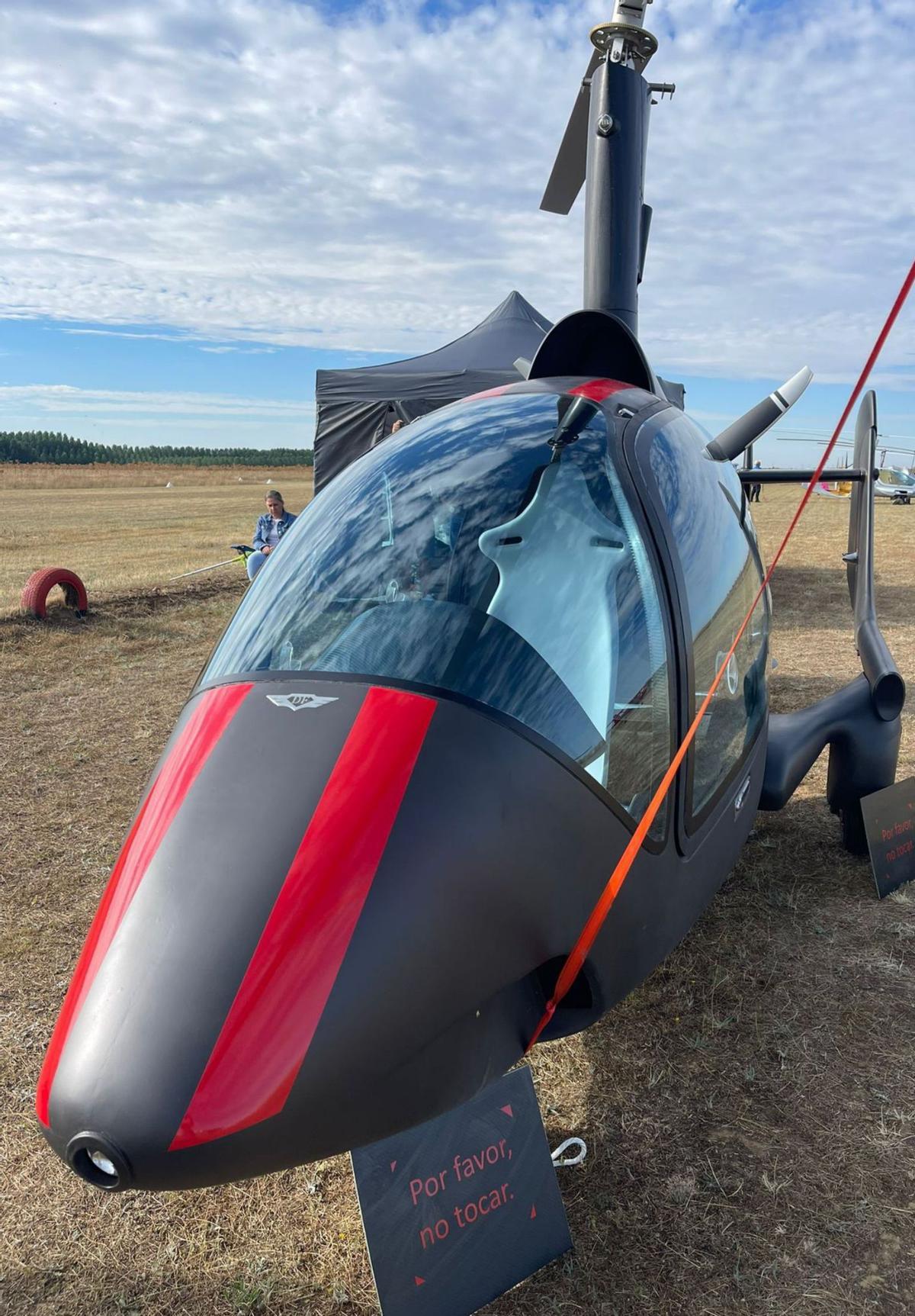 La primera ambulancia aérea medicalizada emprende el vuelo en la Región | L. O.