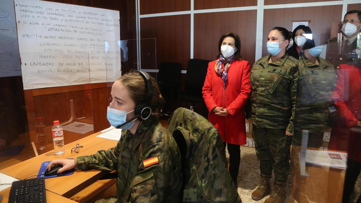 Margarita Robles, en su visita a una base militar en Pontevedra.