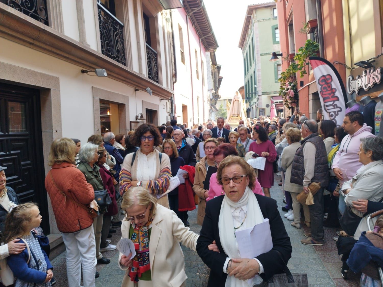 Emocionante procesión del Santo Encuentro en Llanes