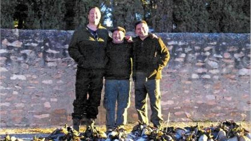 Vicente Huerta, un empleado de Avialsa y Serafín Castellano, tras la cacería en las Lagunas de Ruidera.