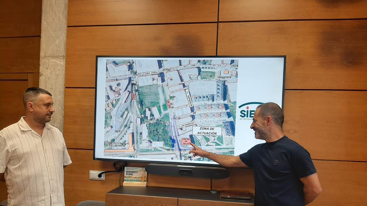 Por la izquierda, Javier Rodríguez y Ángel García con los planos del proyecto
