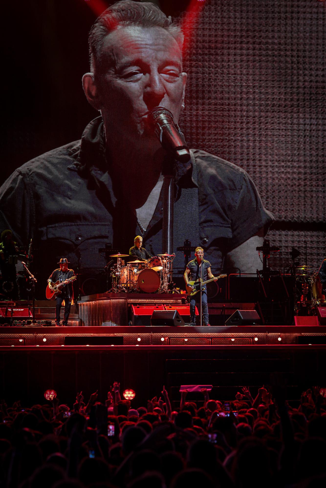 Una imatge de Bruce Springsteen en una pantalla gegant durant el concert a l'Estadi Olímpic de Barcelona