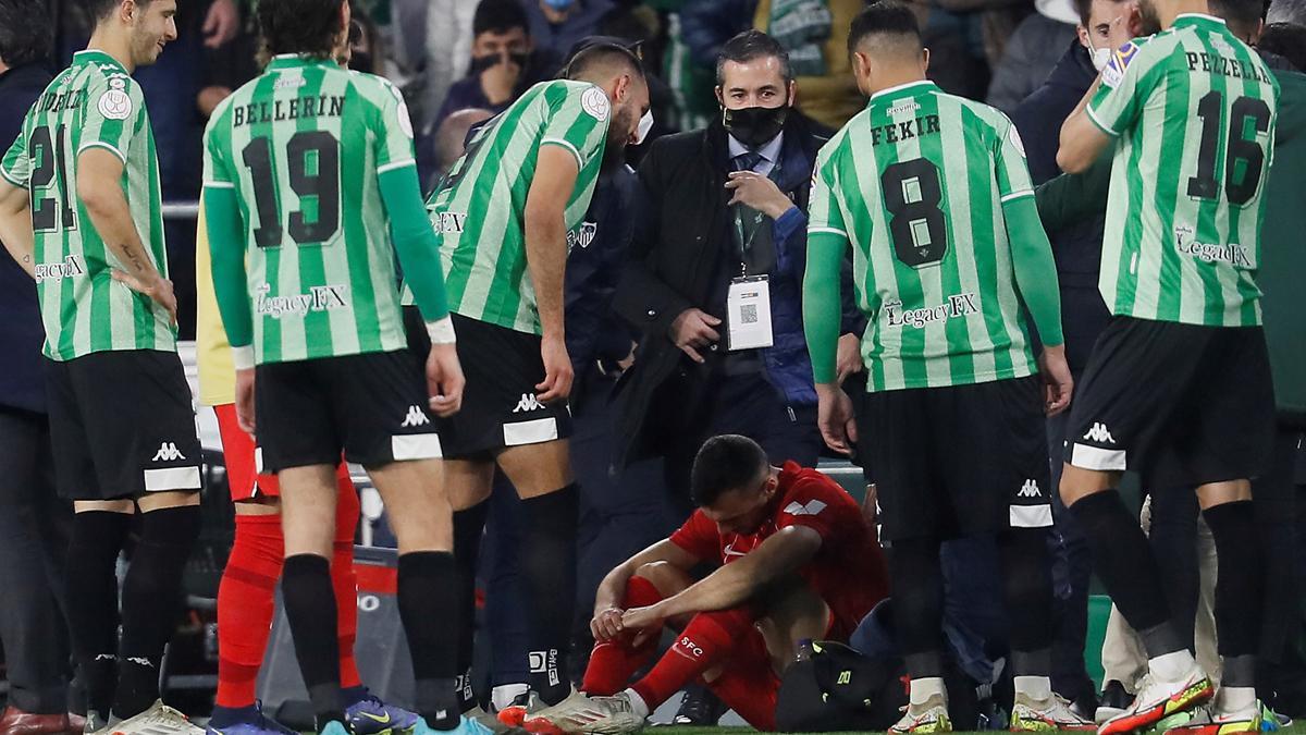 El Betis-Sevilla s’interromp a l’impactar en Jordán un objecte llançat des de la grada