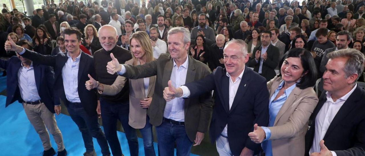 José Manuel Rey, Borja Verea, Manuel Cabezas, Marta Fernández-Tapias, Alfonso Rueda, Miguel Lorenzo, Elena Candia y Rafa Domínguez, ayer, en el acto de Santiago. |   // XOÁN ÁLVAREZ