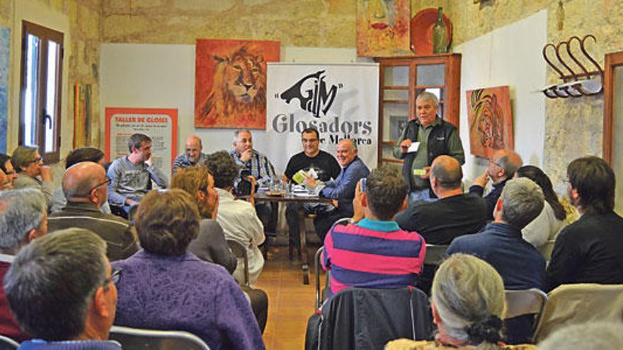 Invitados y glosadors, durante la presentación del libro ´La cançó improvisada en el països de la Mediterrània´.