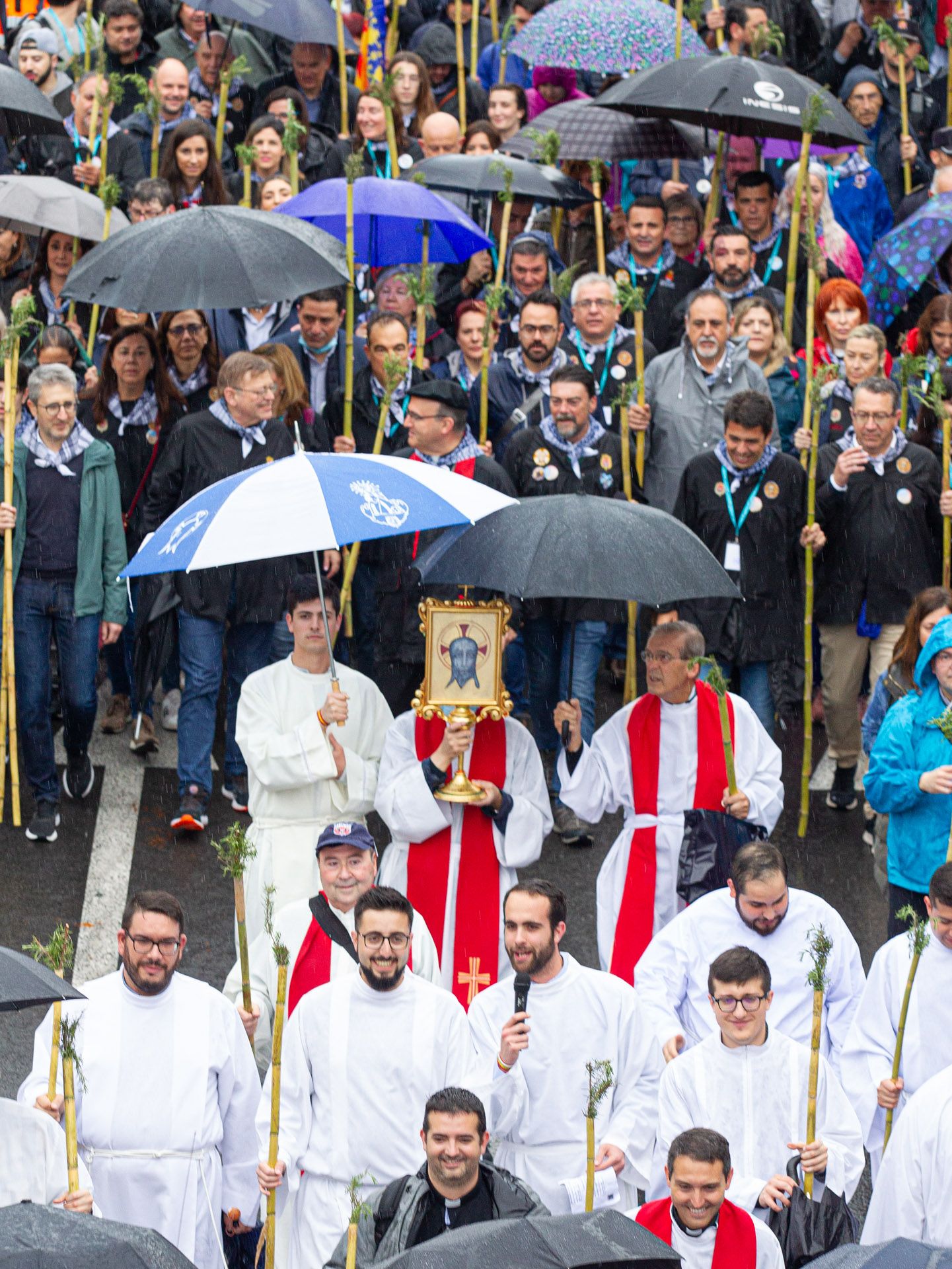 La lluvia no puede con la tradición