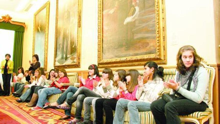 Alumnos de la zona occidental asturiana, ayer, en la sala de recepciones municipal.