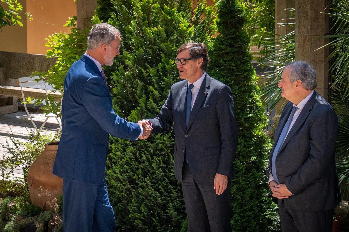 El Rey Felipe VI saludando al president Salvador Illa en Montserrat