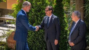 El Rey Felipe VI saludando al president Salvador Illa en Montserrat