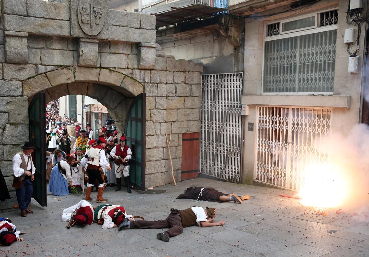 Los vigueses abarrotan las calles del Casco Vello en el día grande de la Reconquista