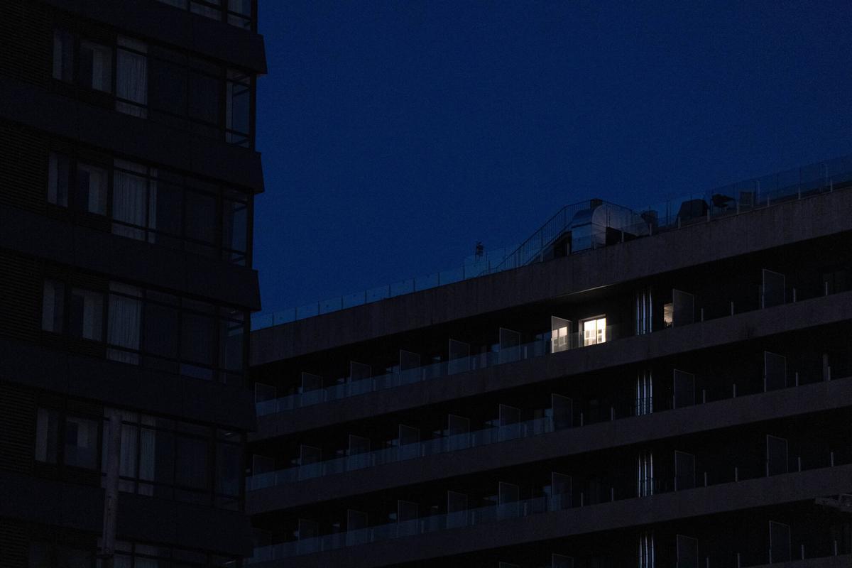 Aplausos después de recuperar la luz tras el apagón masivo ocurrido en la Península Ibérica