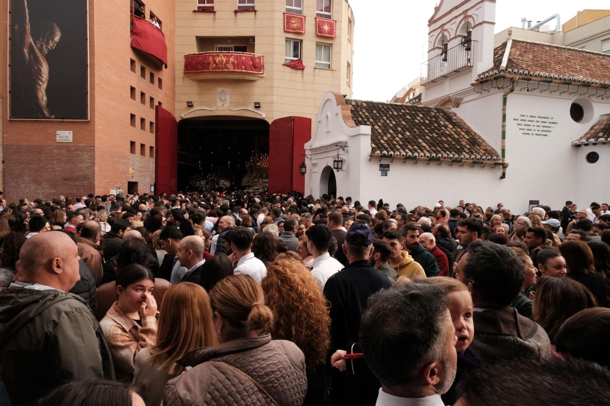 Tristeza en la casa hermandad de Zamarrilla, tras anunciarse la suspensión de la salida procesional del Jueves Santo.