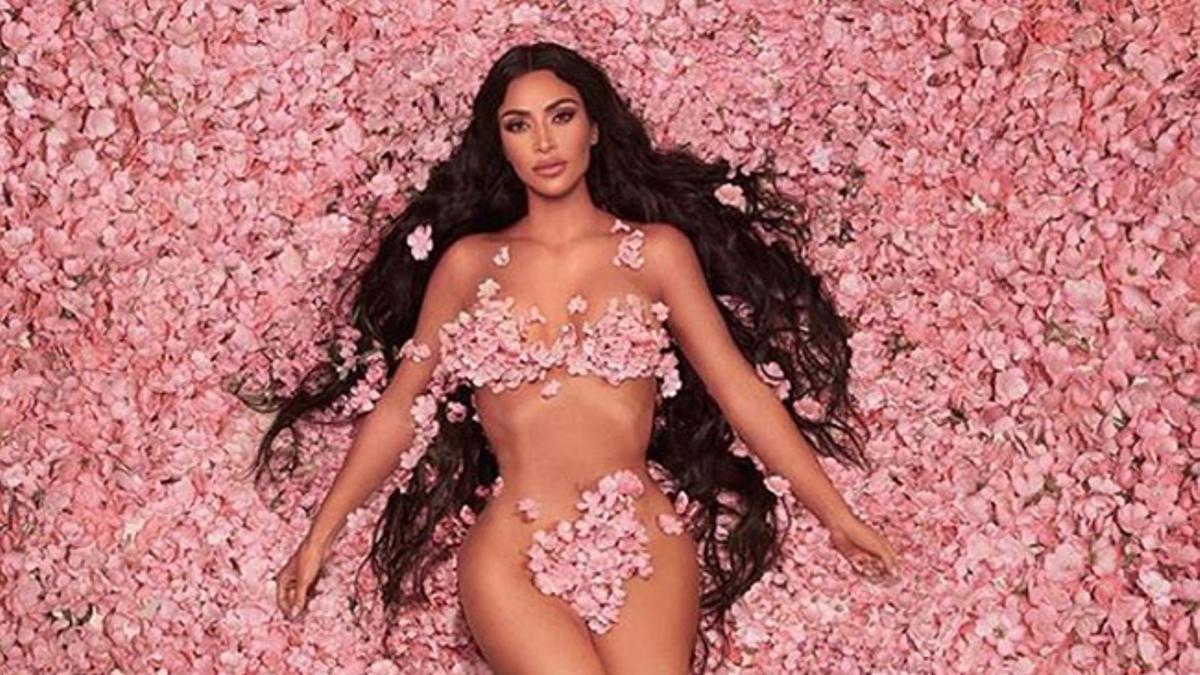 Kim Kardashian posando a lo American Beauty