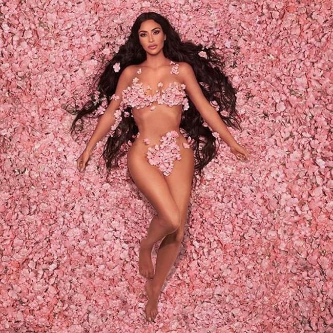 Kim Kardashian posando a lo American Beauty