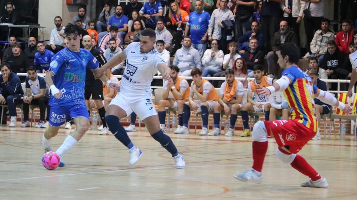 Yunii, en la imagen en el partido contra el Móstoles, fuerza su regreso por la trascendencia del partido de este Viernes Santo en el Palau.